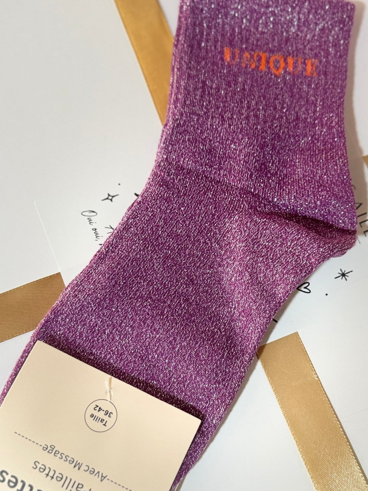 Chaussette UNIQUE violette à message orange, détail réel
