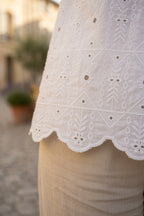 Détail du bas festonné de la chemise Alizée blanche
