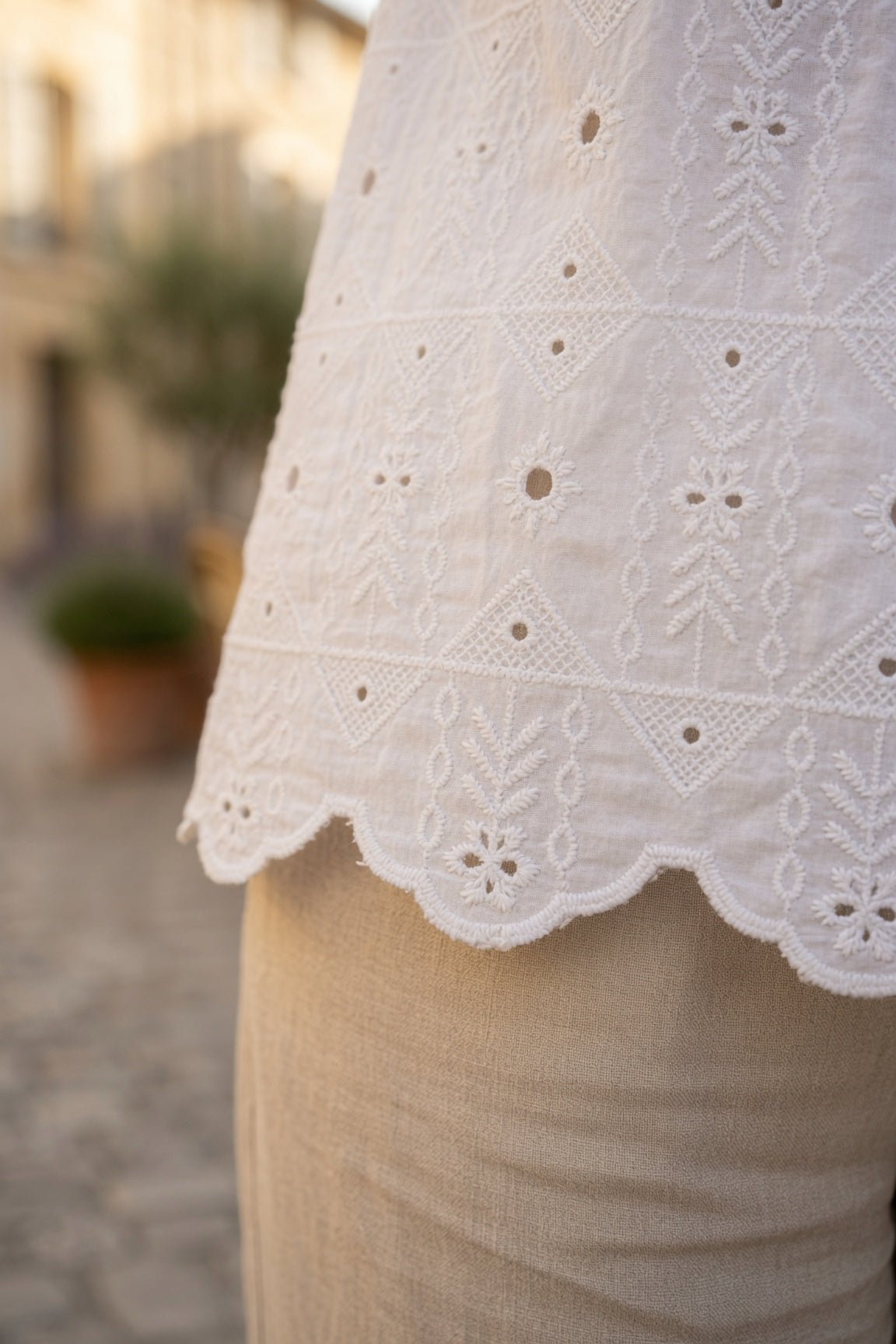 Détail du bas festonné de la chemise Alizée blanche