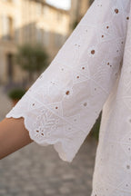 Détail de la manche brodée et festonnée de la chemise Alizée