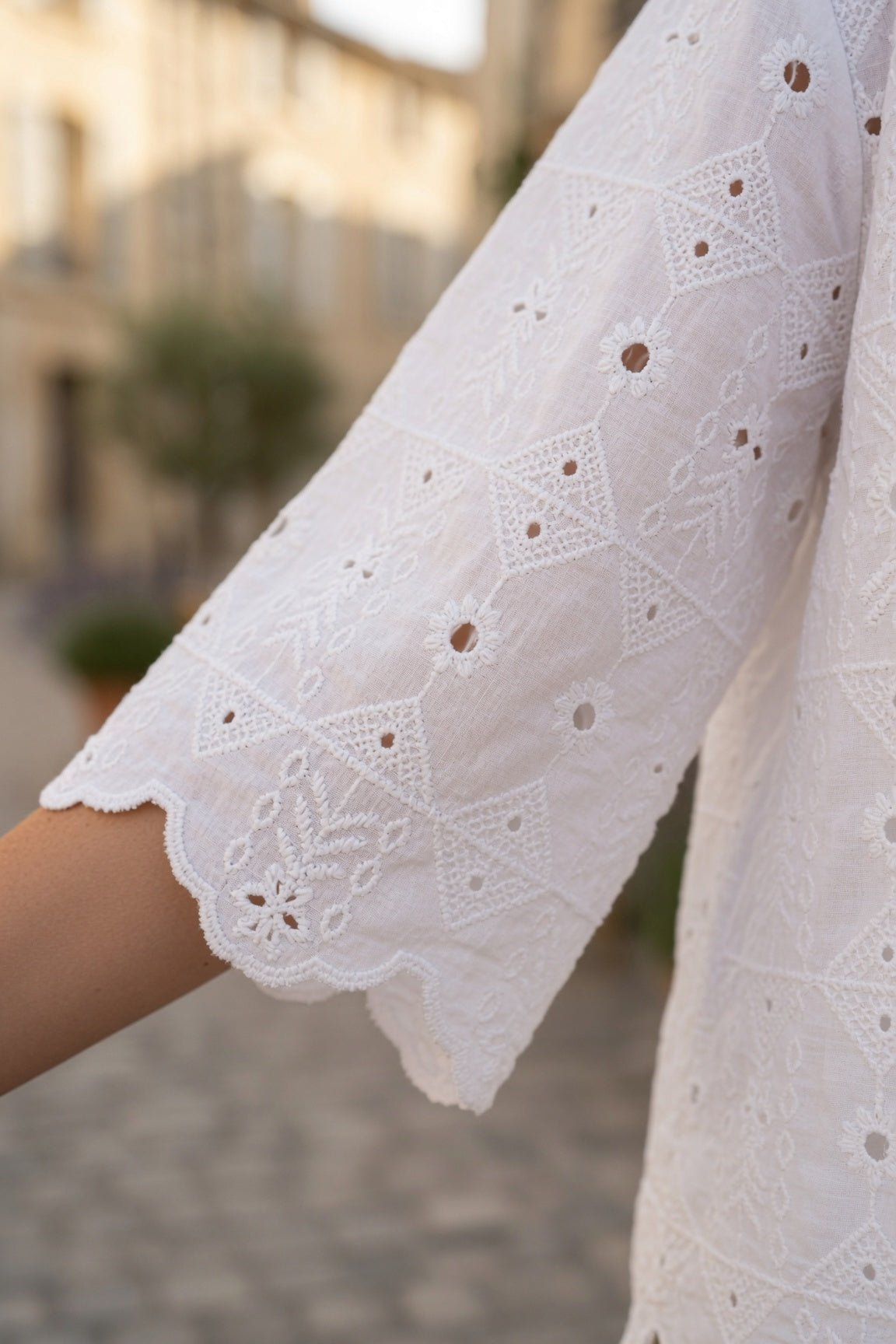 Détail de la manche brodée et festonnée de la chemise Alizée