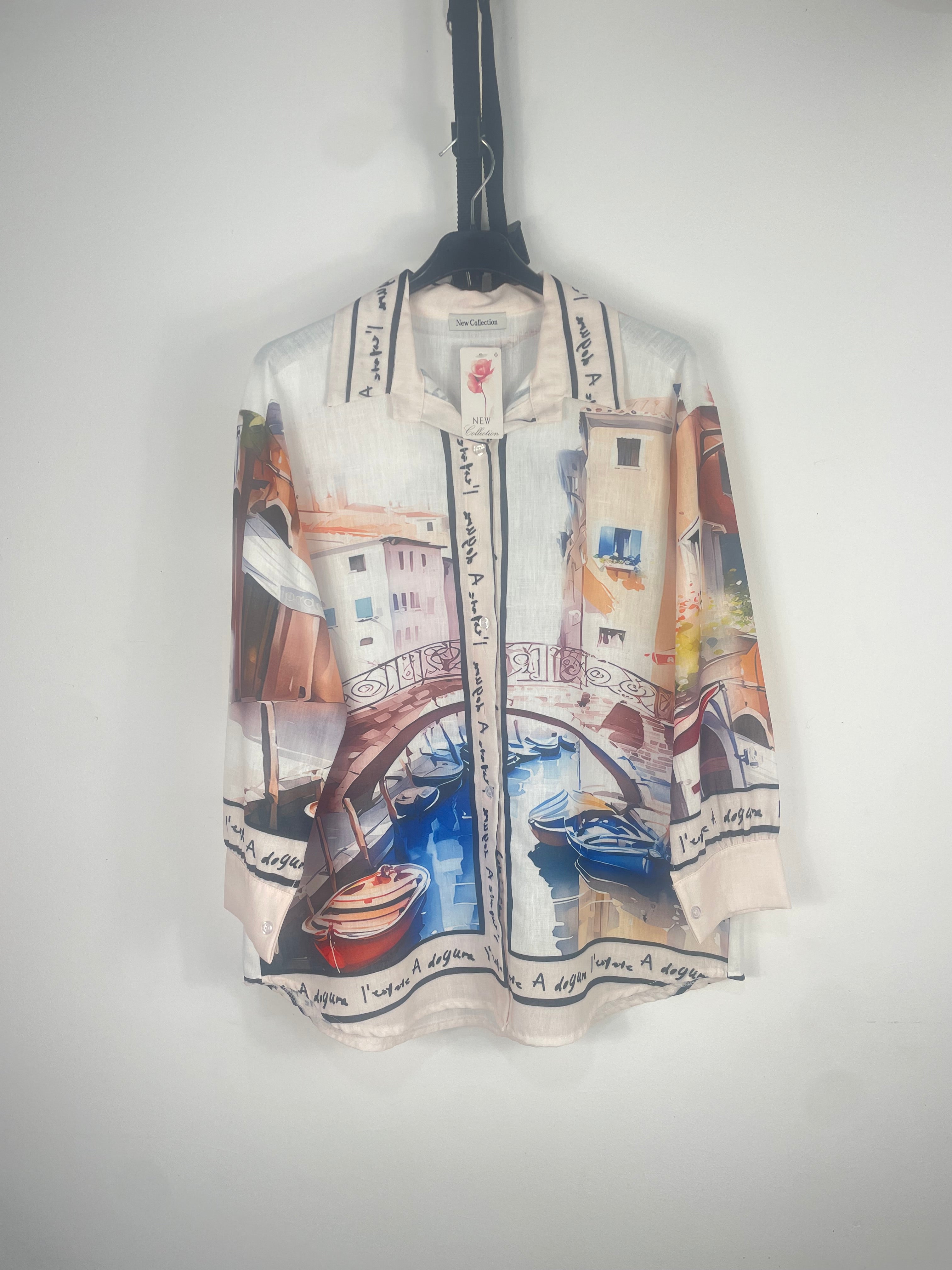 Chemise Venezia femme imprimé décor italien façon Venise, ponts et canaux, vue de face sur cintre