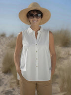 Chemise blanche femme Bianca en coton léger, coupe ample trapèze et fermeture boutonnée, vue de face portée