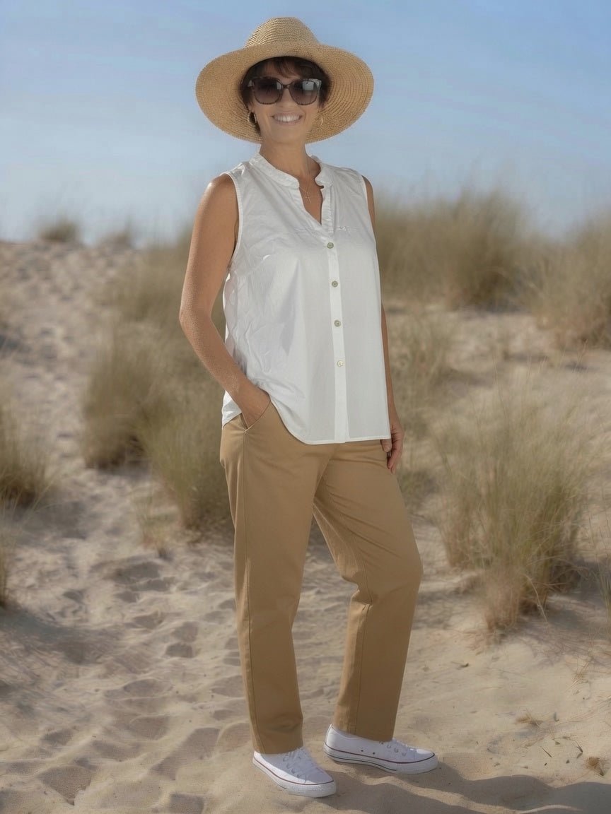 Chemise blanche femme Bianca en coton léger, vue de 3/4 portée avec un pantalon magique camel