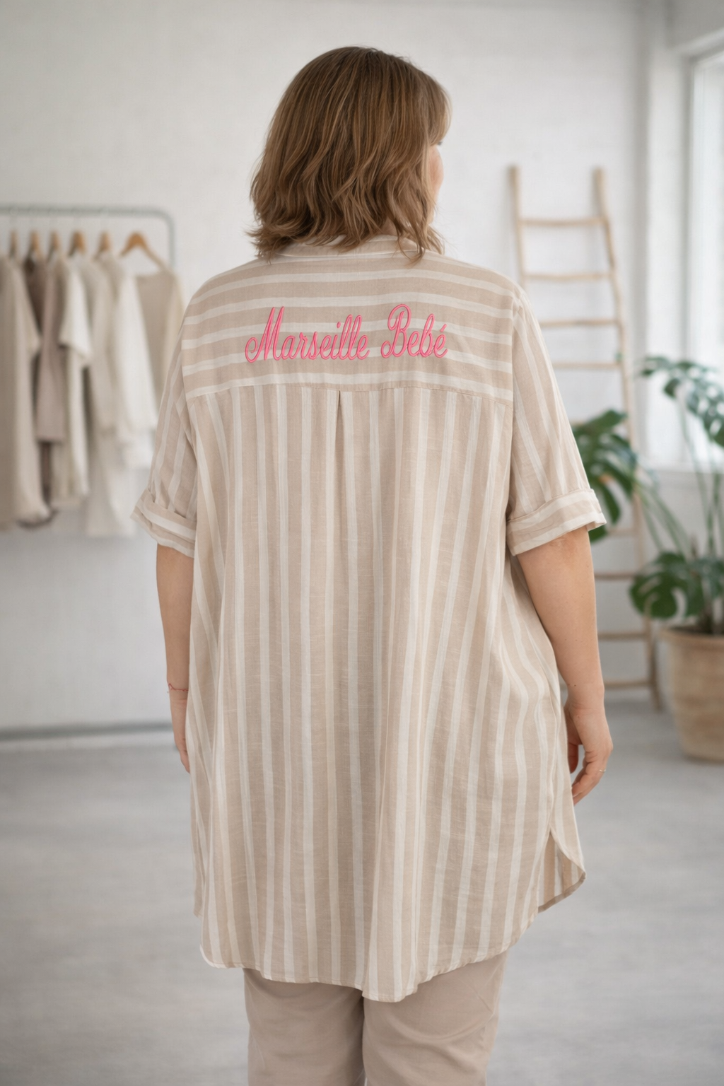 Dos chemise longue bohème rayée beige et blanc avec inscription rose fluo Marseille bébé – Mam’s Ailes