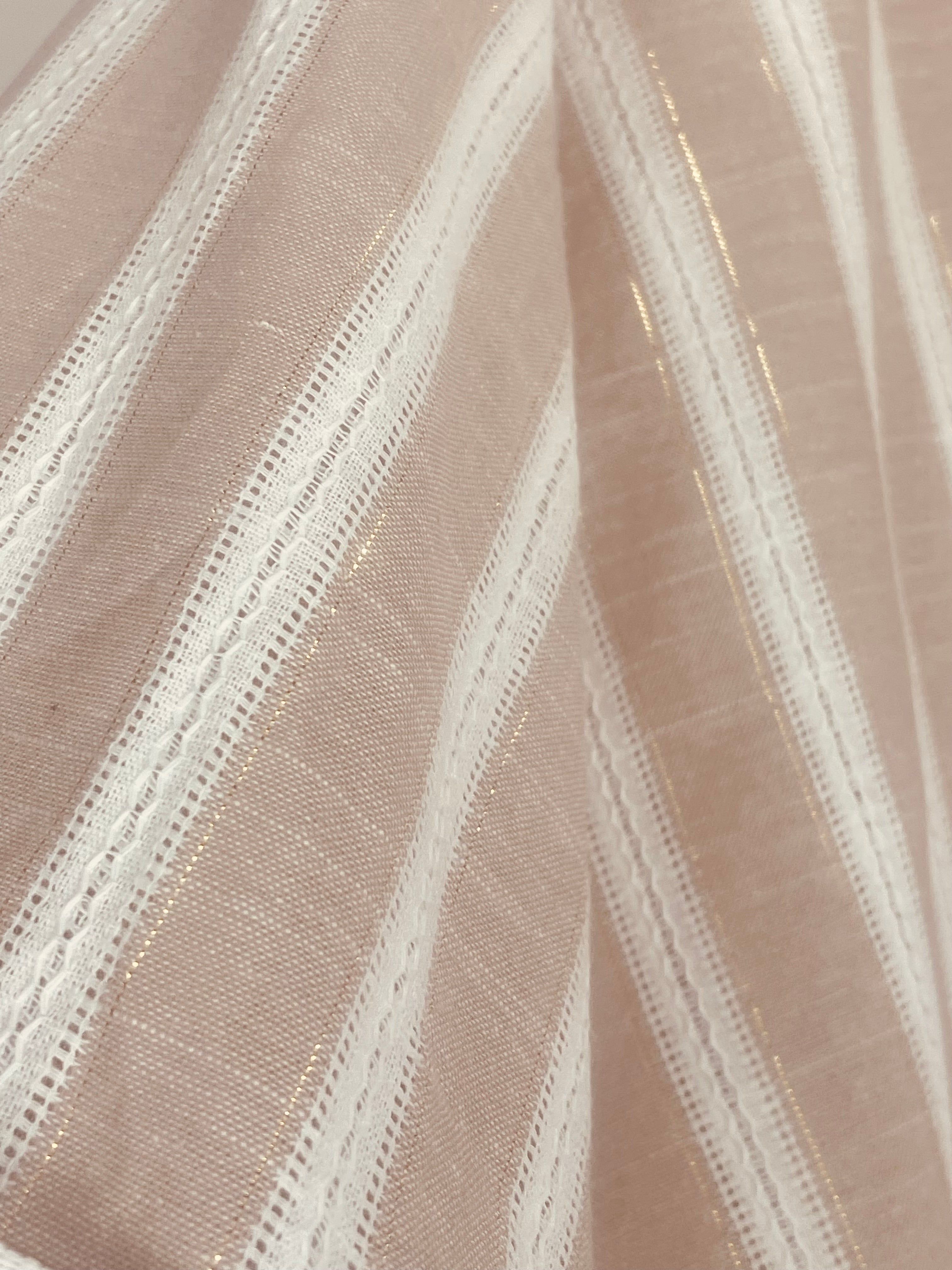 Détail tissu effet lin rayé beige et blanc avec fil doré chemise bohème – Mam’s Ailes