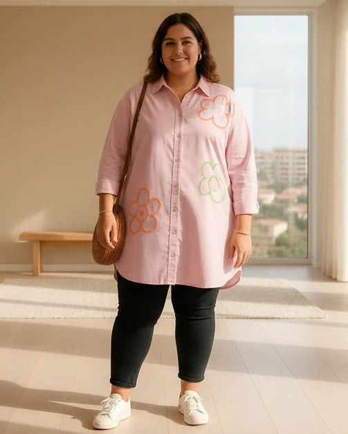 Chemise longue rose femme grande taille avec fleurs brodées portée avec pantalon noir