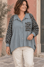 Femme portant la chemise bleu gris aux manches et à la poche léopard avec un pantalon écru.