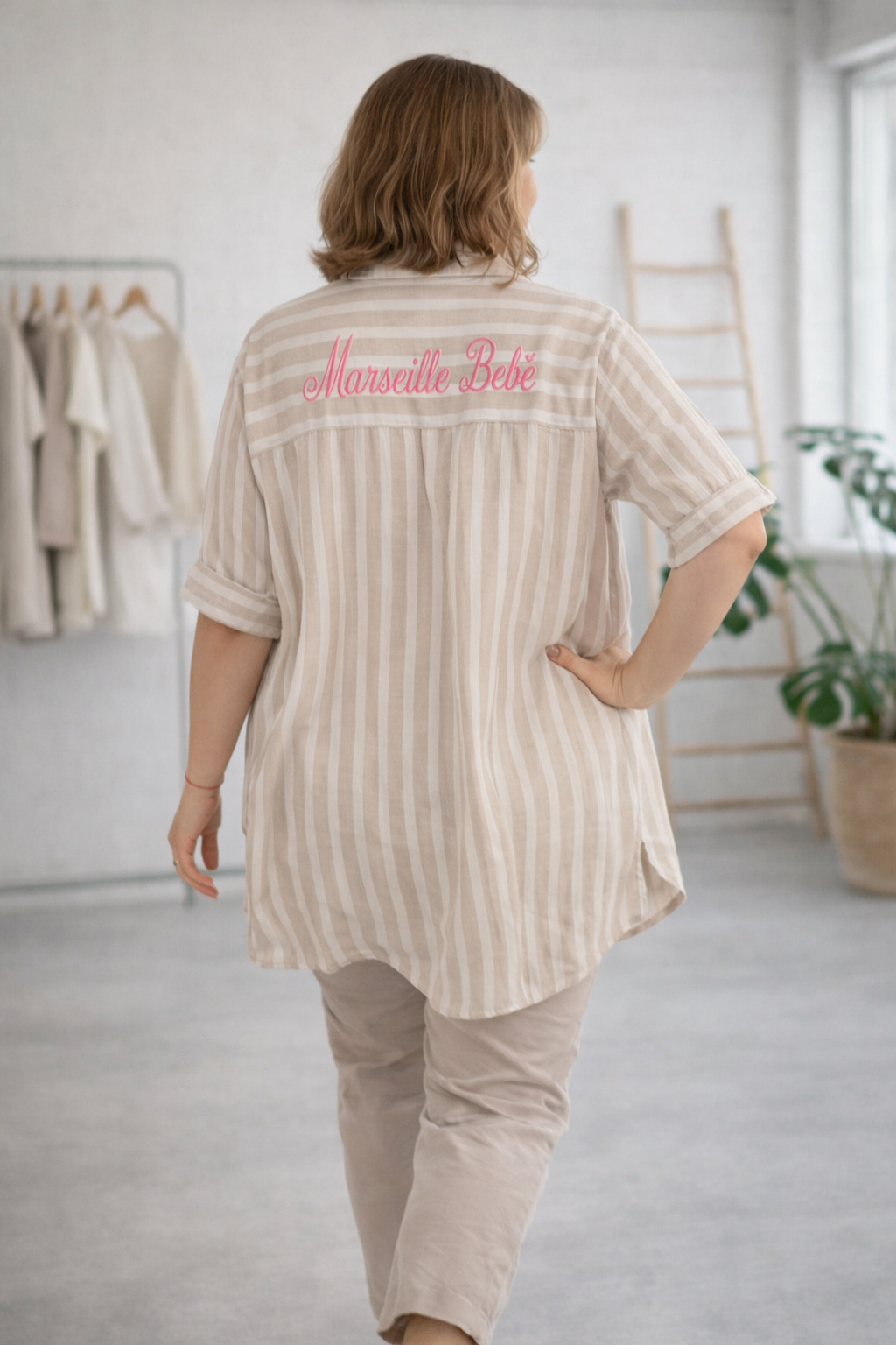 Chemise longue bohème rayée beige et blanc coupe ample style estival chic et confortable