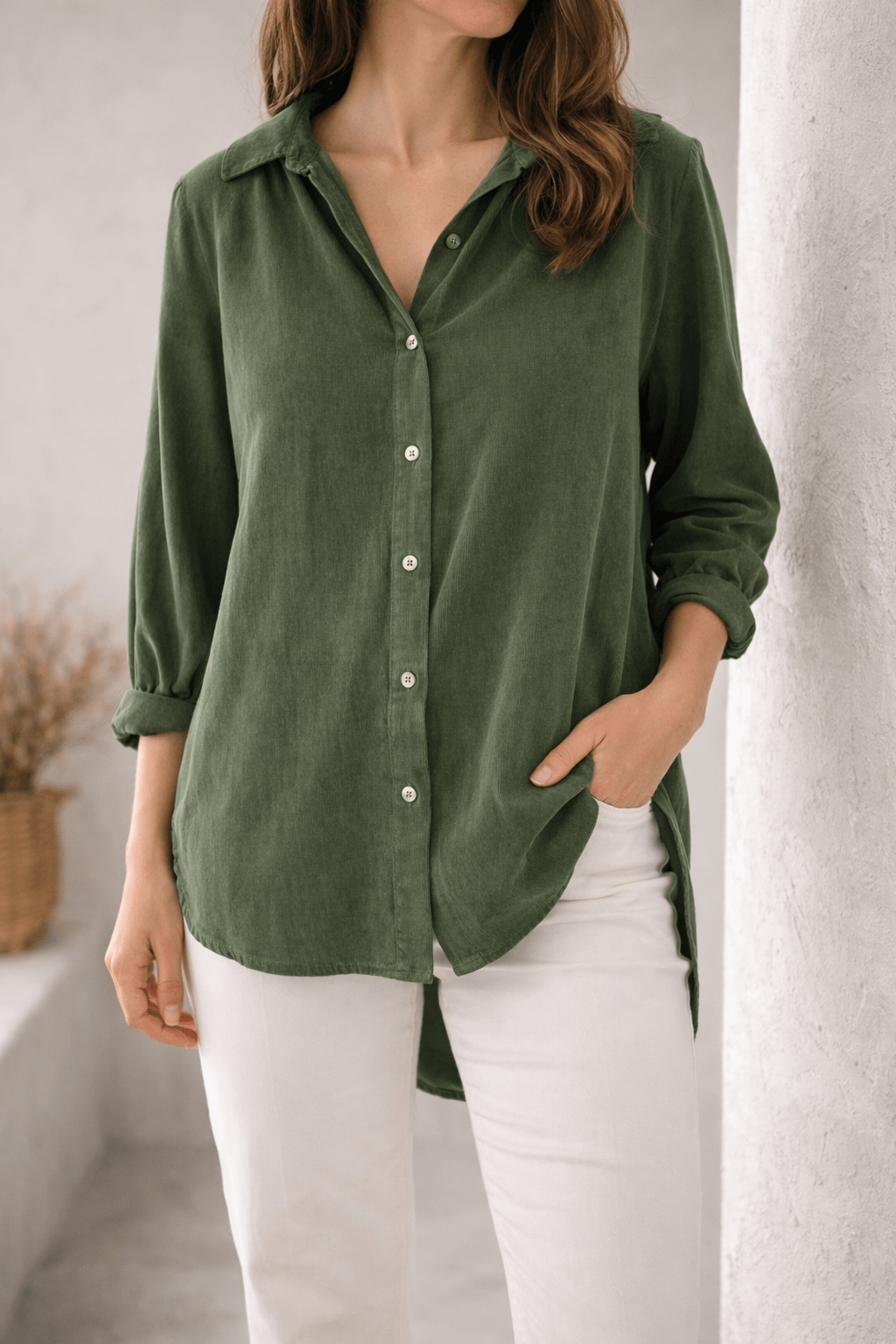 Chemise Margot velours côtelé vert bouteille portée pantalon blanc made in Italy 36-46