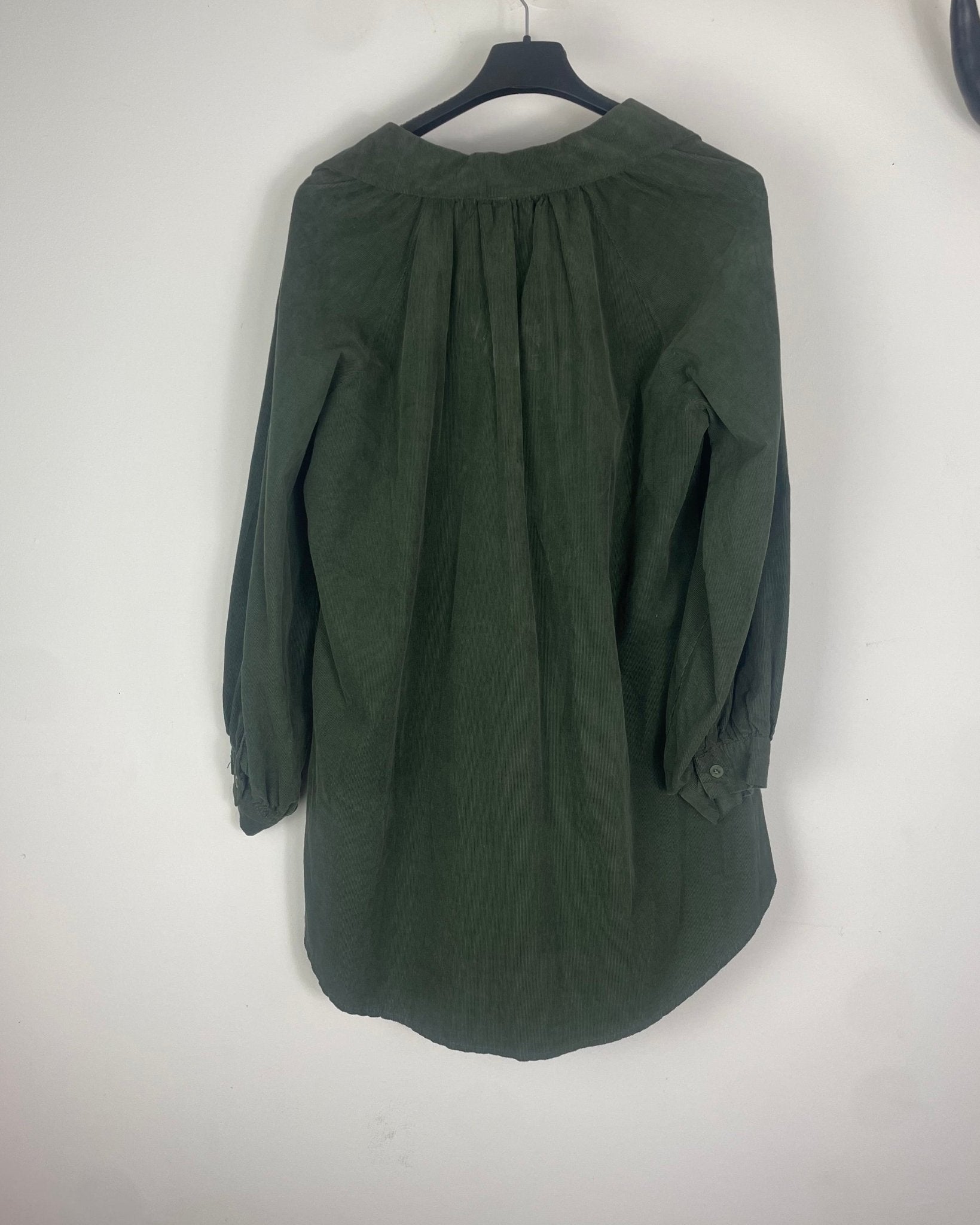 Chemise Margot velours côtelé vert bouteille dos cintre longueur 75 cm 100% coton