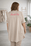 Dos de la chemise Marseille Bébé rayée beige et blanc avec inscription rose fluo