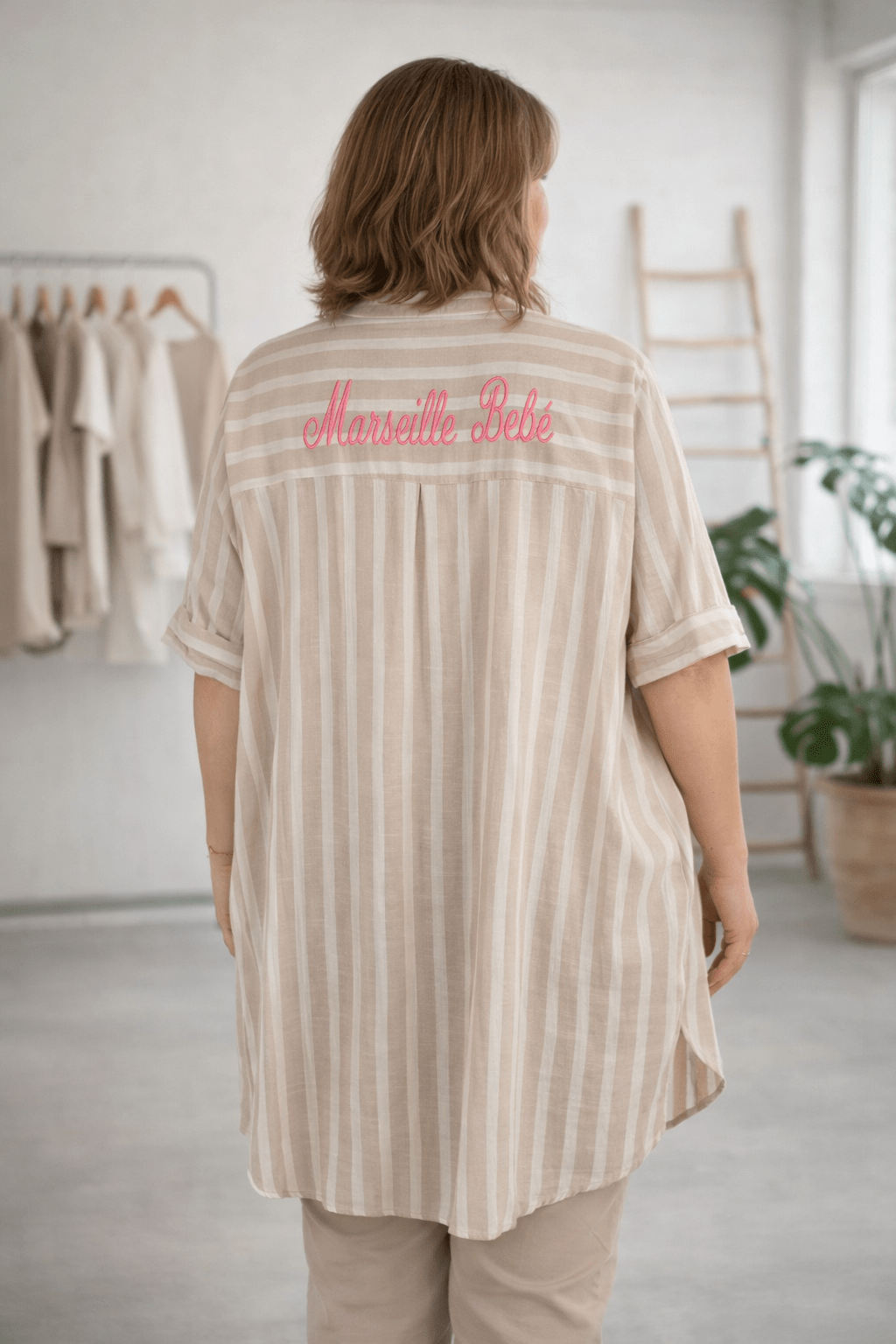 Dos de la chemise Marseille Bébé rayée beige et blanc avec inscription rose fluo