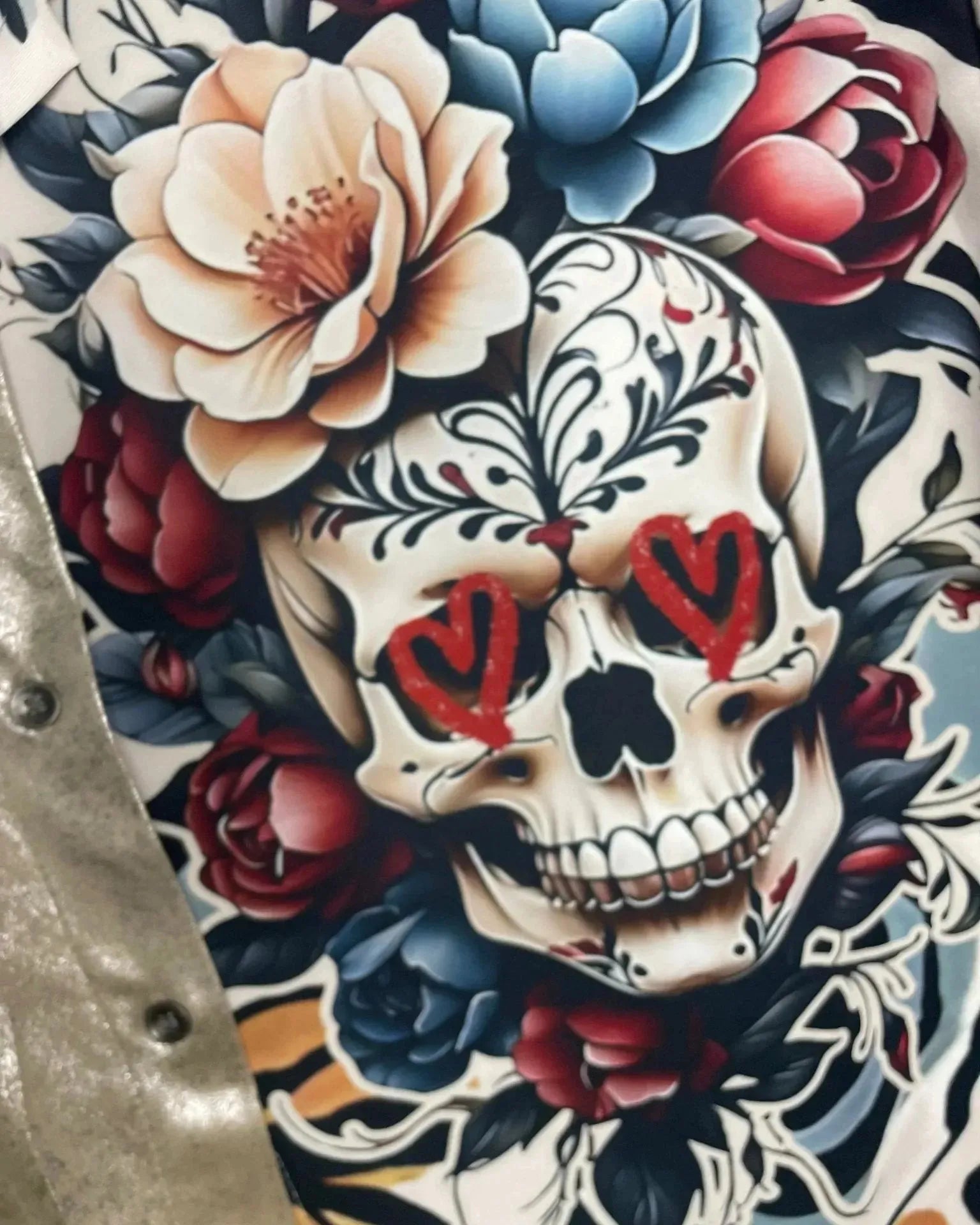 Détail imprimé skull fleuri style tattoo sur chemise femme