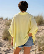 Femme portant une chemise oversize jaune en gaze de coton vue de dos