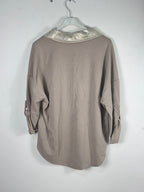 Dos uni de la chemise taupe, bas arrondi plus long et col métallisé.