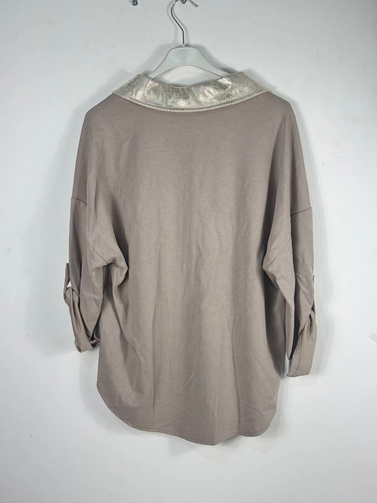 Dos uni de la chemise taupe, bas arrondi plus long et col métallisé.