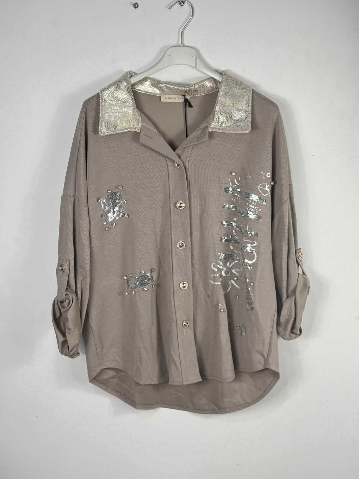 Chemise taupe de face sur cintre, avec cinq boutons et un col effet serpent métallisé.