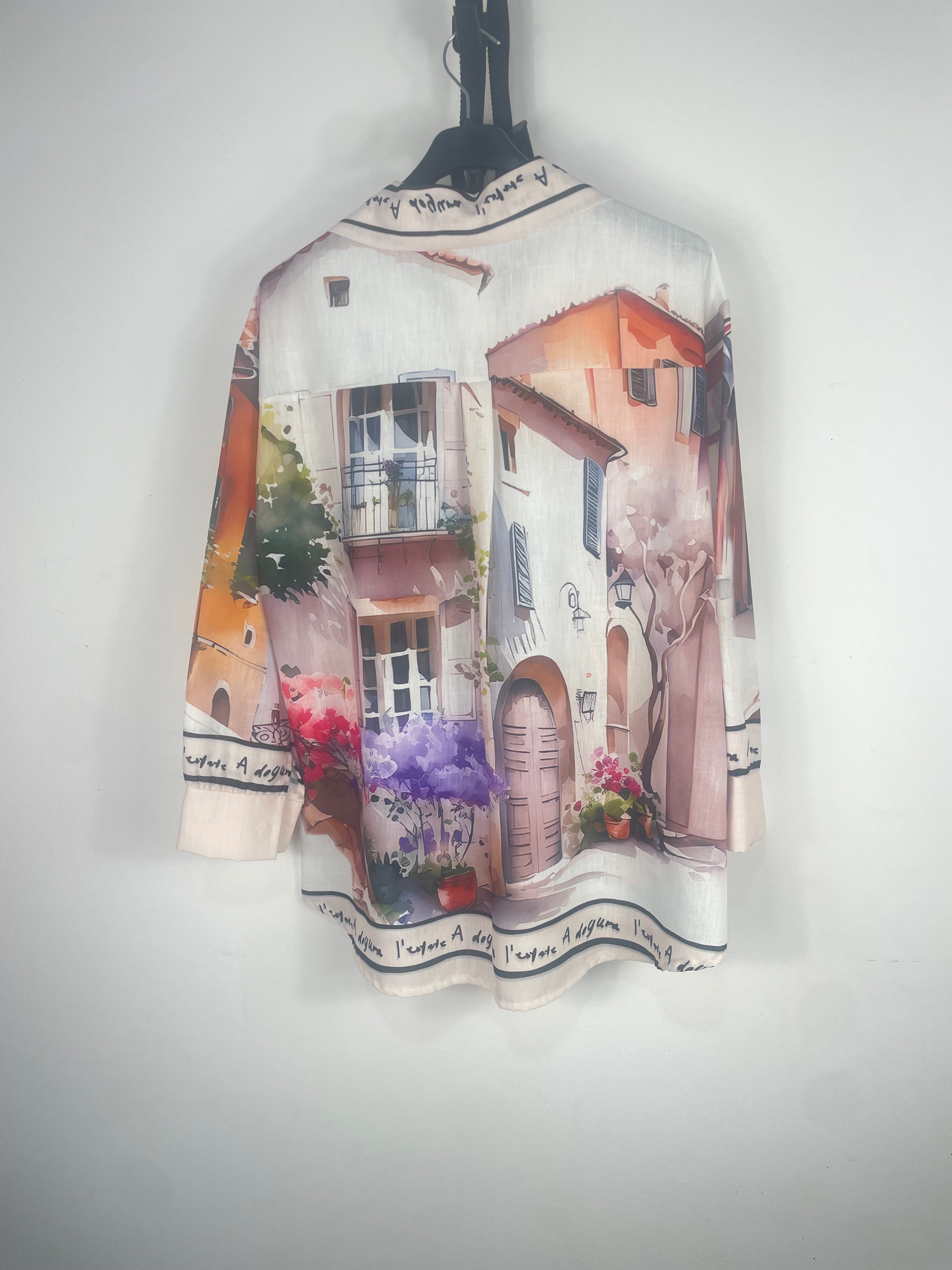Chemise Venezia femme imprimé décor italien façon Venise, ponts et canaux, vue de face sur cintre