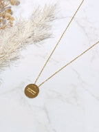 Collier Les copines c’est la vie – Médaille dorée — photo d’origine du bijou.