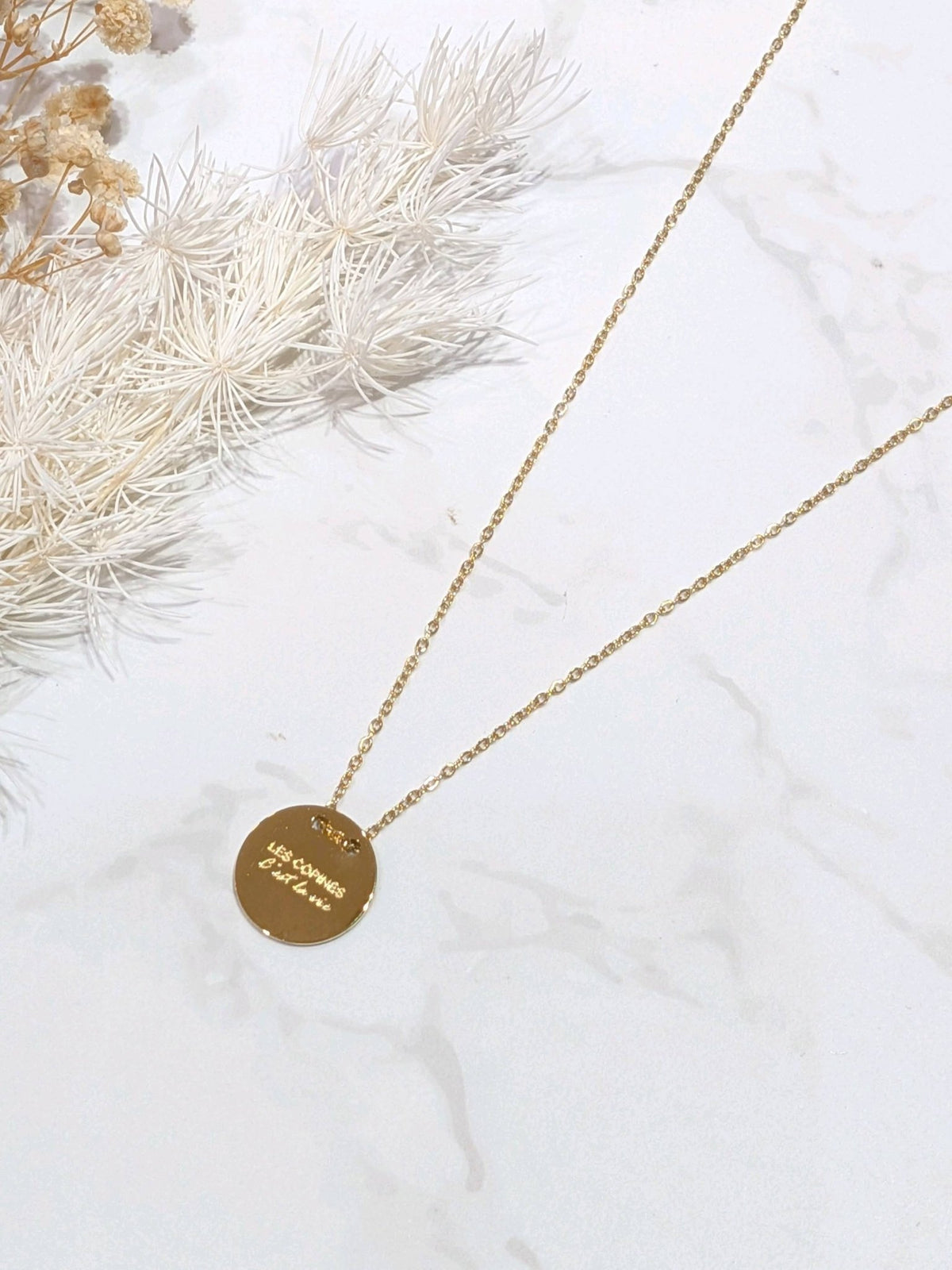 Collier Les copines c’est la vie – Médaille dorée — photo d’origine du bijou.