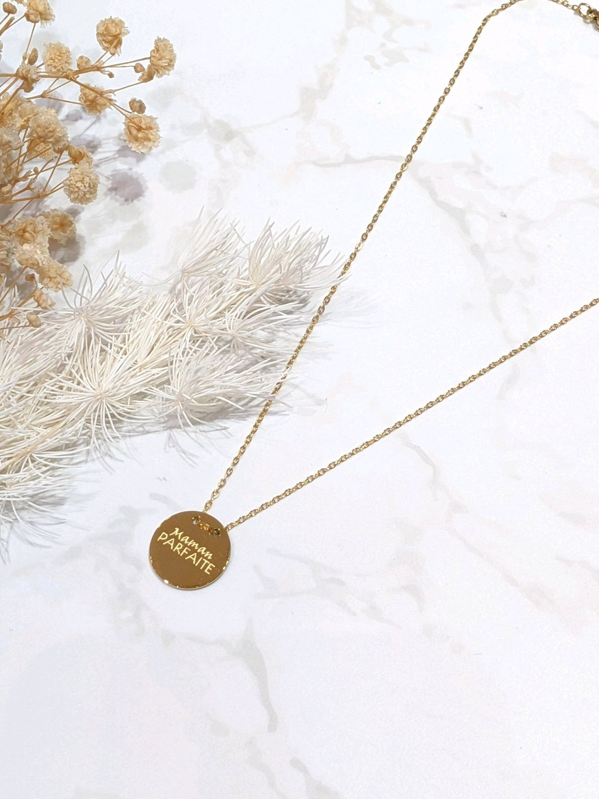 Collier Maman parfaite – Médaille dorée en acier inoxydable — photo d’origine du bijou.