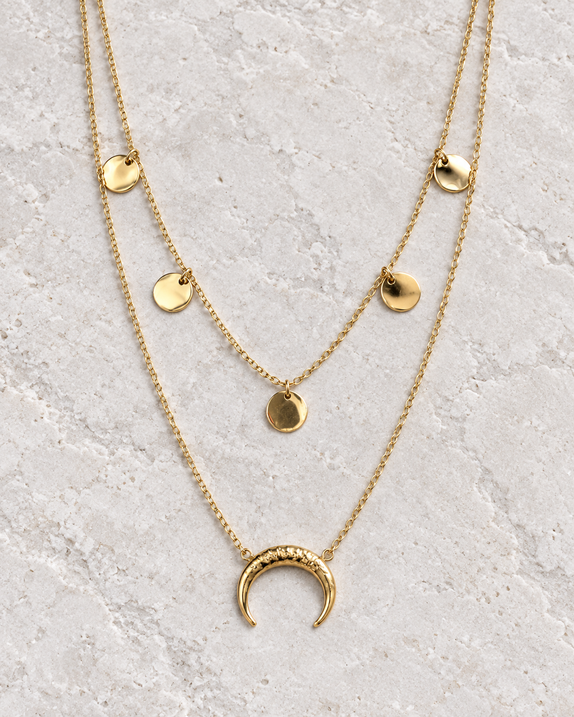 Vue retouchée du collier doré à deux rangs, cinq pastilles rondes et lune sur pierre claire.