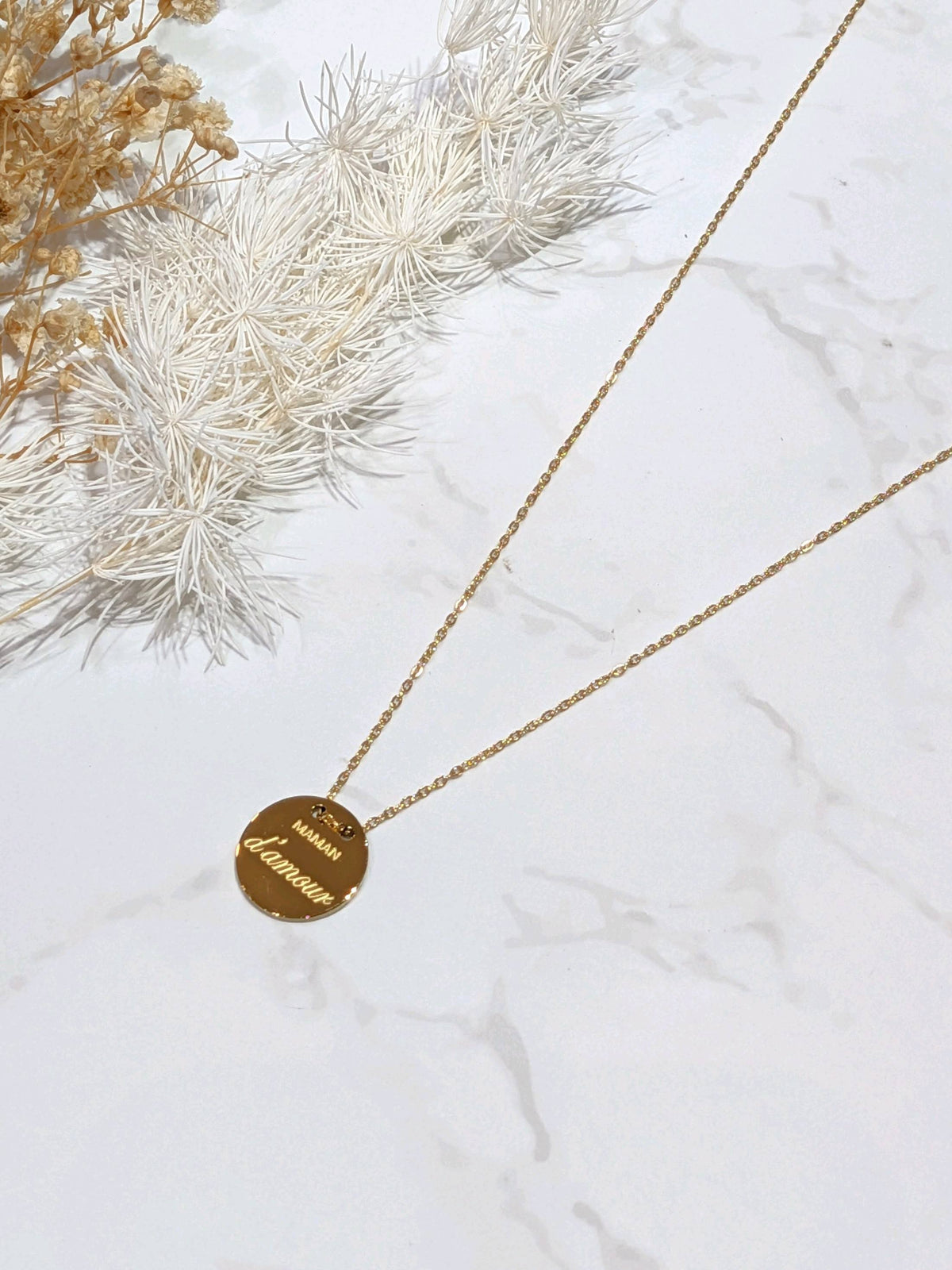 Photo source du collier doré Maman d’amour, médaille gravée et chaîne fine.