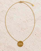 Collier Maman parfaite – Médaille dorée en acier inoxydable sur pierre claire, vue du bijou retouchée.