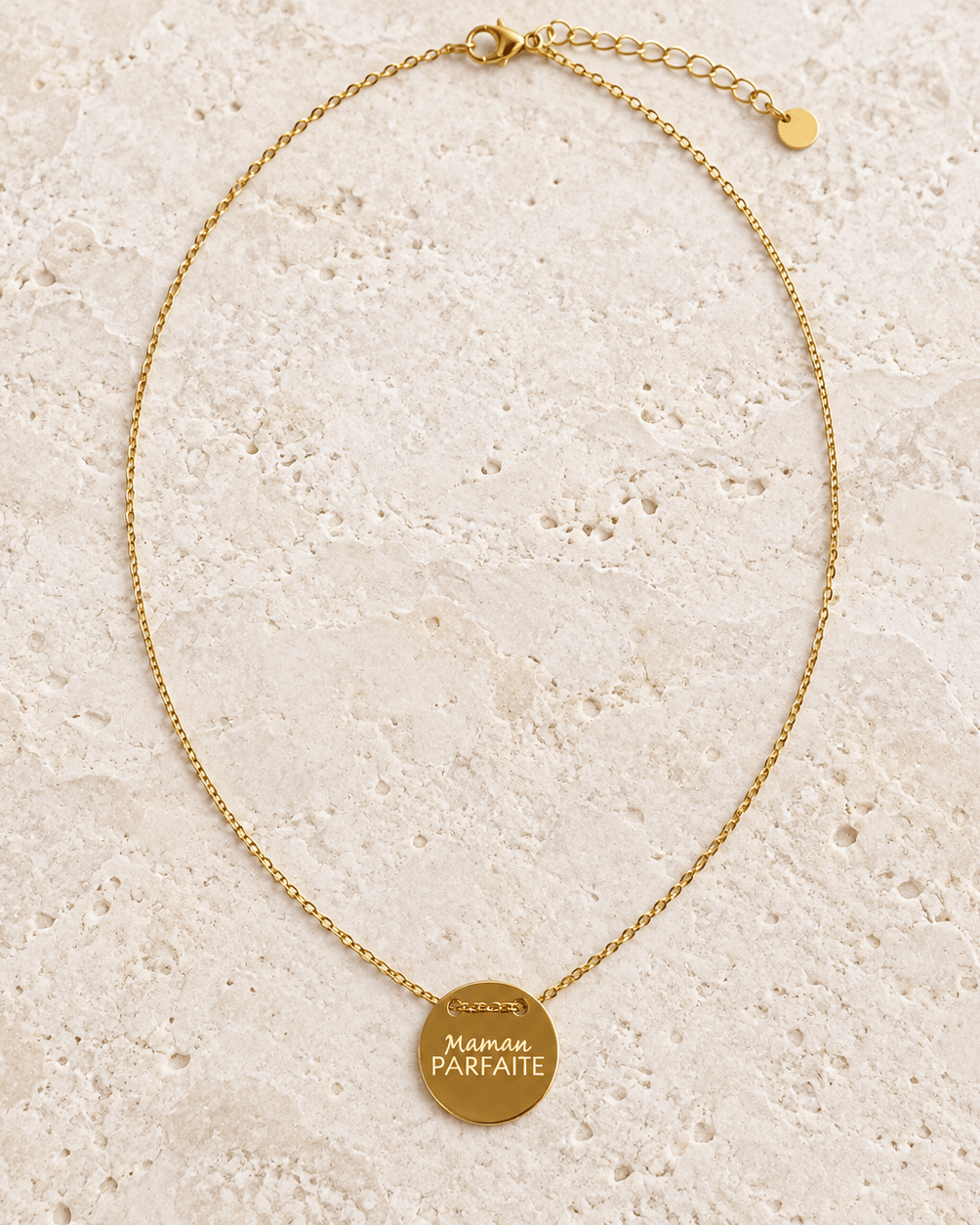 Collier Maman parfaite – Médaille dorée en acier inoxydable sur pierre claire, vue du bijou retouchée.