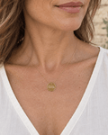 Collier Maman parfaite – Médaille dorée en acier inoxydable porté, vue rapprochée.