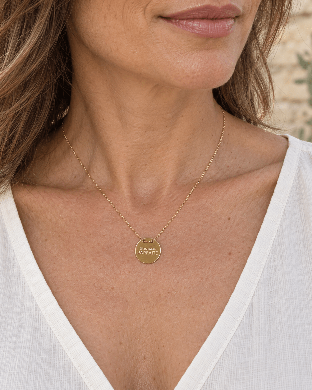 Collier Maman parfaite – Médaille dorée en acier inoxydable porté, vue rapprochée.