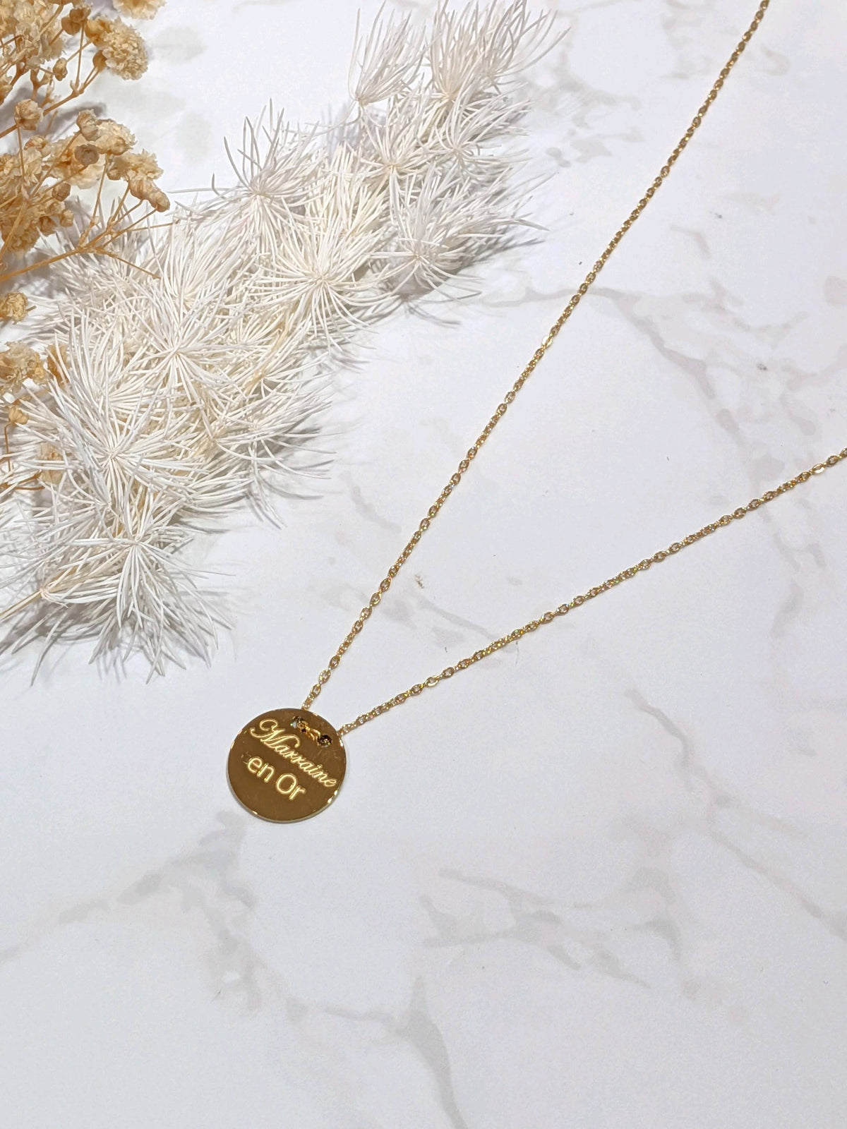 Photo source du collier doré Marraine en or, médaille gravée et chaîne fine.
