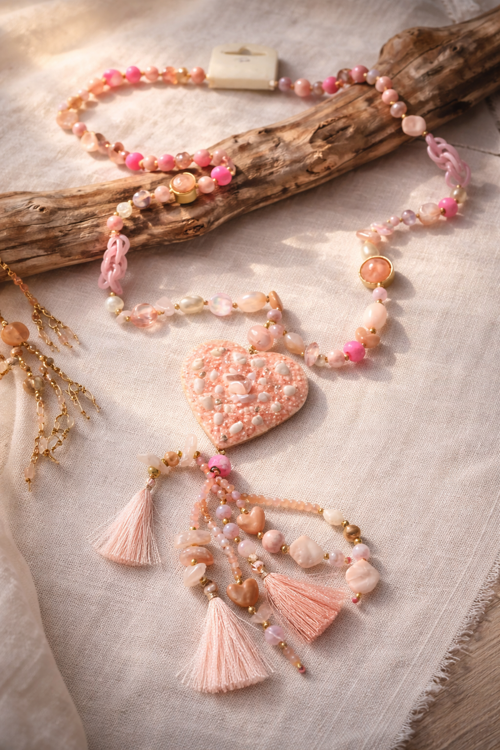 Collier sautoir bohème avec pendentif cœur rose et pompons