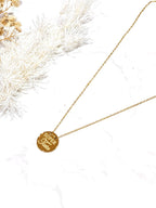 Photo source du collier doré Super tata, médaille gravée et chaîne fine.