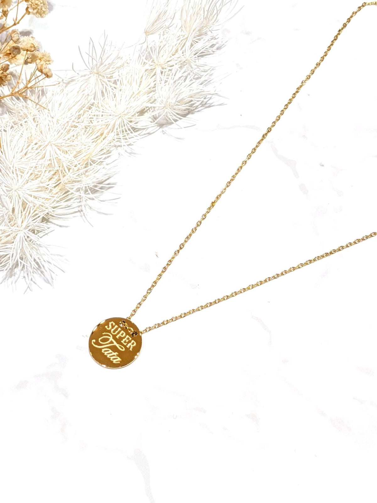 Photo source du collier doré Super tata, médaille gravée et chaîne fine.