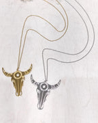 Photo source des colliers Tête de buffle ; seul le modèle doré est vendu sur cette fiche.