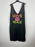 Combi-short Love Peace noire avec deux poches, vue sur cintre