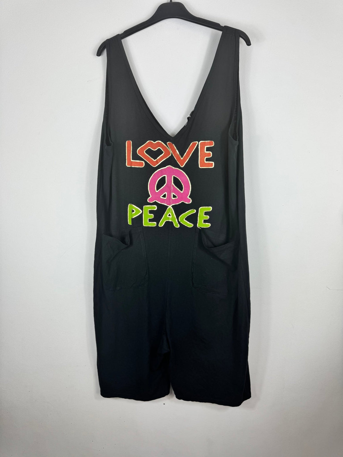 Combi-short Love Peace noire avec deux poches, vue sur cintre