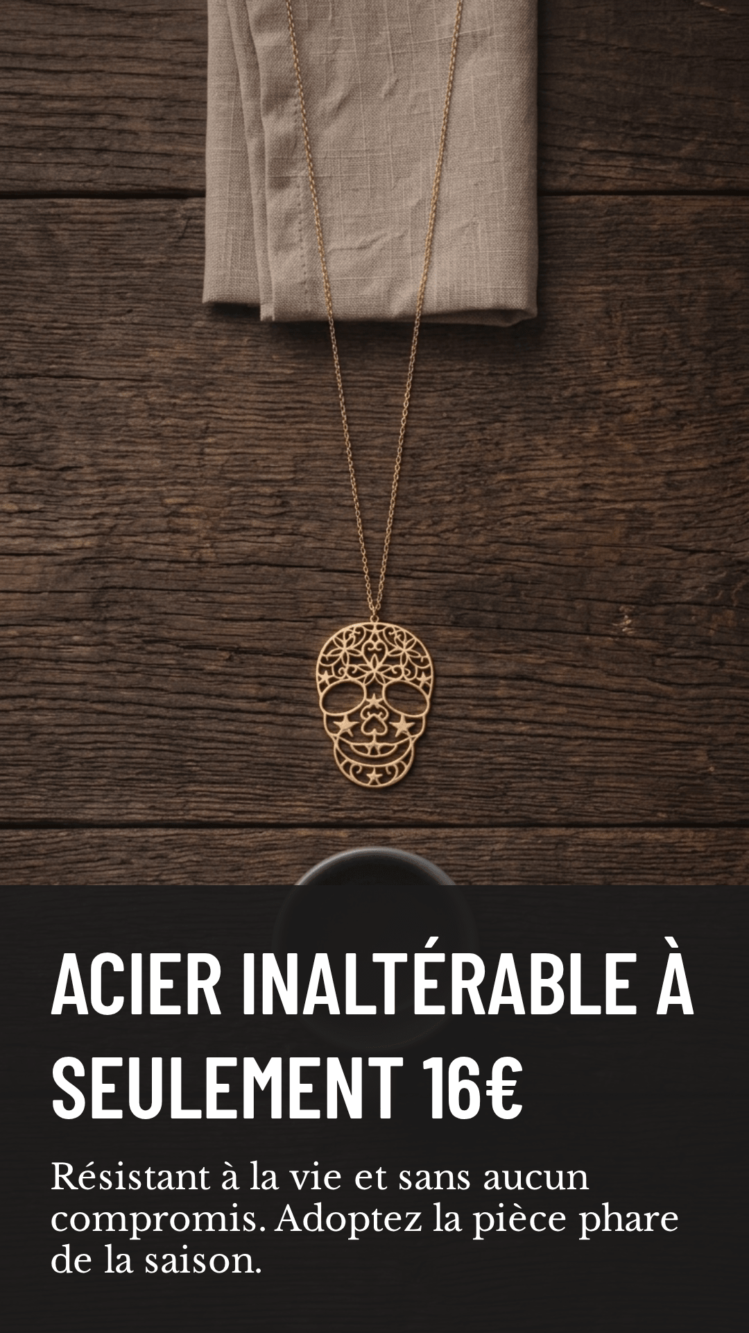 Sautoir Skull : détail des motifs floraux et de la chaîne acier inoxydable