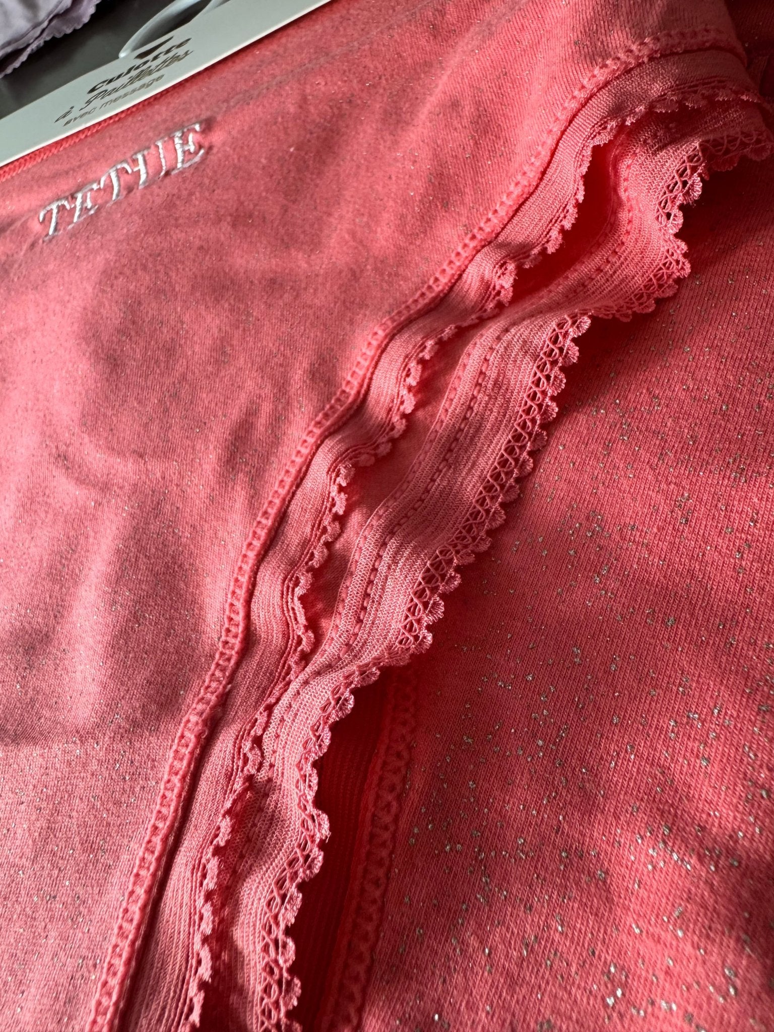 Culotte pailletée Têtue Corail / Blanc - Lingerie à message - details