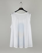 Haut femme blanc avec grand imprimé bleu, vue de dos sur cintre
