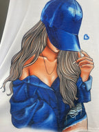 Détail du débardeur Blue avec imprimé femme à casquette bleue sur tissu blanc souple
