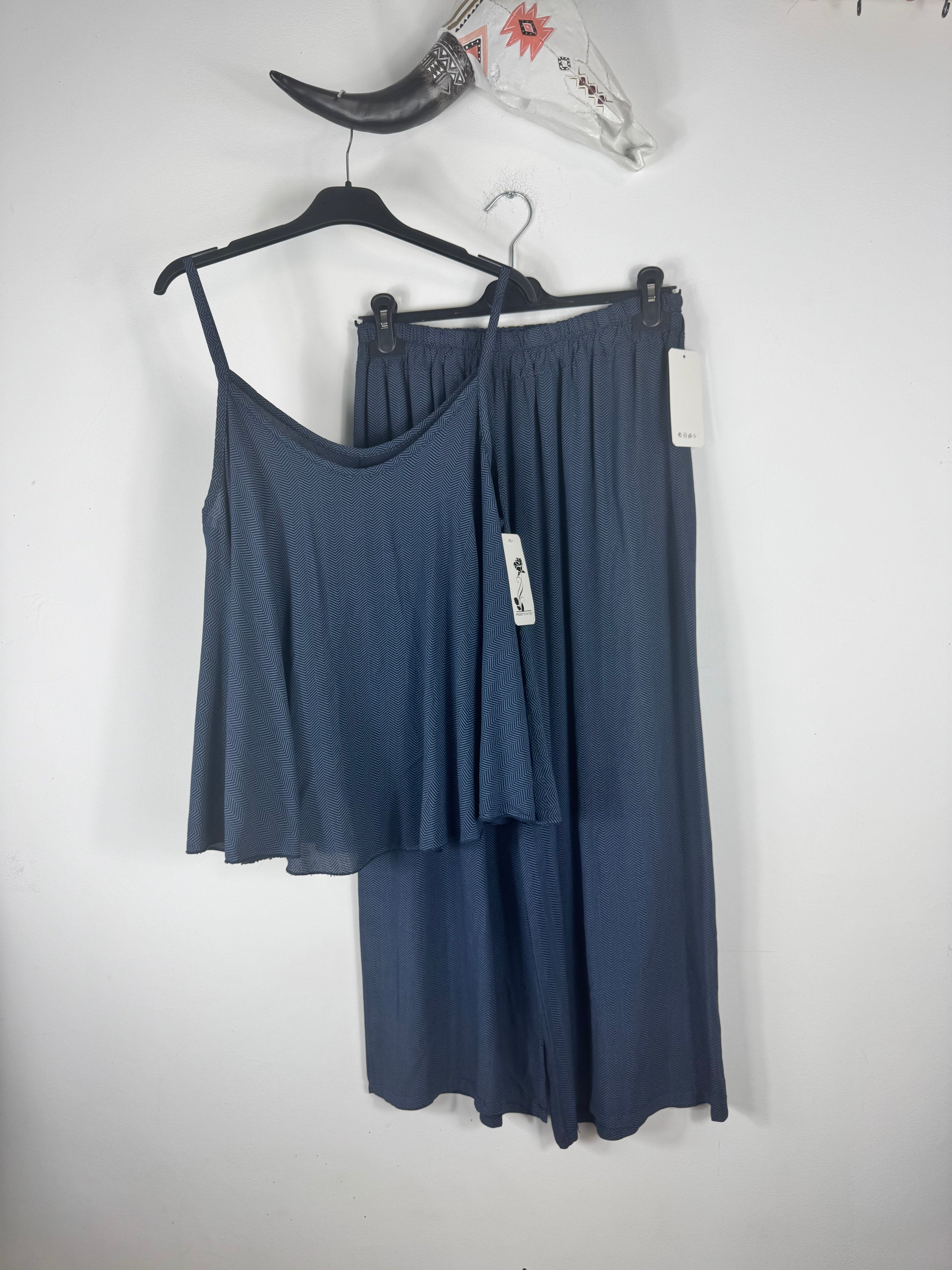 Ensemble Nora en viscose composé d'un débardeur à bretelles et d'un pantalon fluide jambes larges vue cintre