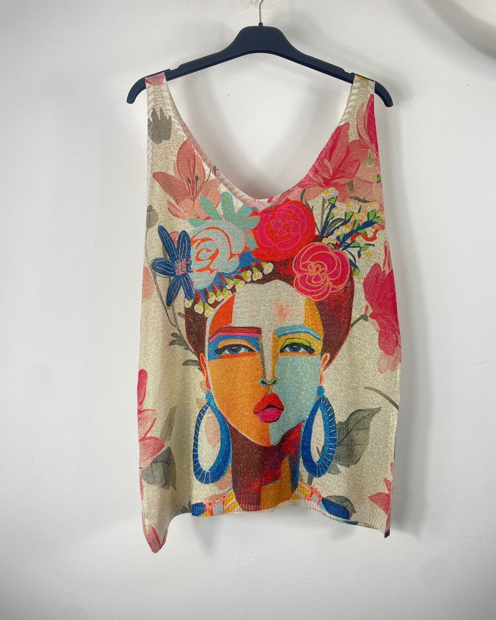 Débardeur Frida Pop femme irisé avec motif visage fleuri coloré, style arty et bohème sur cintre