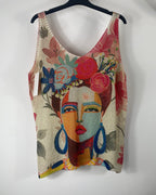 Haut femme lurex Made in Italy avec illustration visage inspiration Frida et fond fleuri vue de dos 