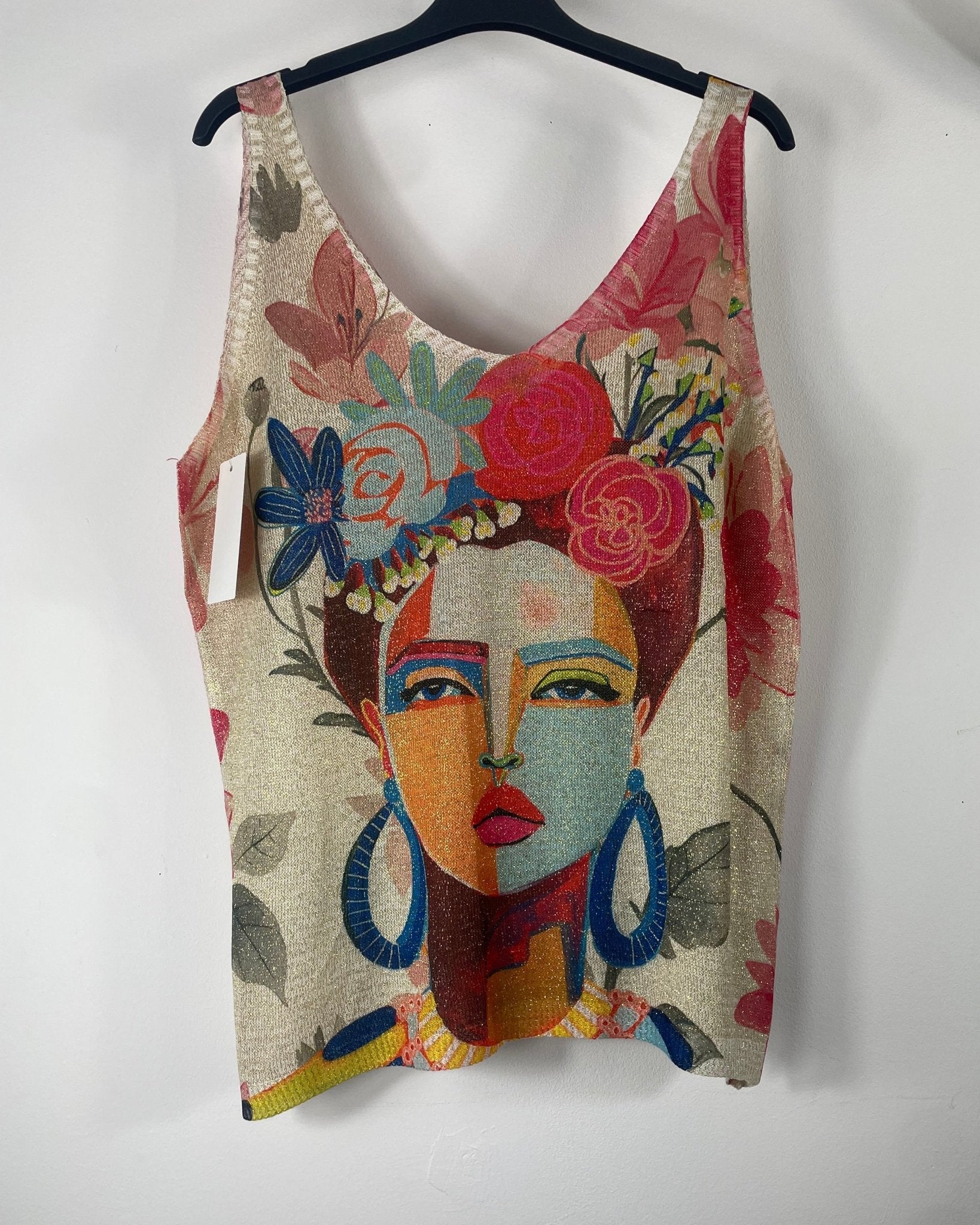 Haut femme lurex Made in Italy avec illustration visage inspiration Frida et fond fleuri vue de dos 