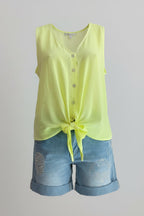 Débardeur fluide fluo made in Italy avec boutons sur le devant porté avec un short en jean