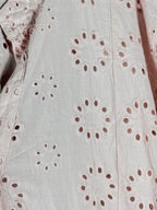 Détail de la broderie anglaise sur robe femme en coton Made in Italy