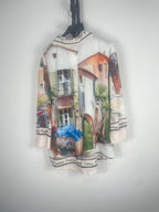 Détail du dos de la chemise Venezia avec maisons colorées, fleurs et ambiance Venise